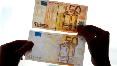 Der Jugendliche wollte mit einem falschen Fünfzig-Euro-Schein in einem Fast-Food-Restaurant zahlen. (Symbolbild) (Foto: Franziska Gabbert/dpa-Zentralbild/dpa)