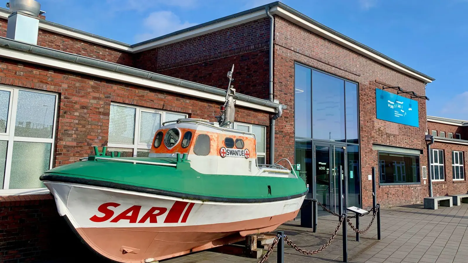 Eingang des Museums „Windstärke 10“ in Cuxhaven. (Foto: Wolfgang Stelljes/dpa-tmn)