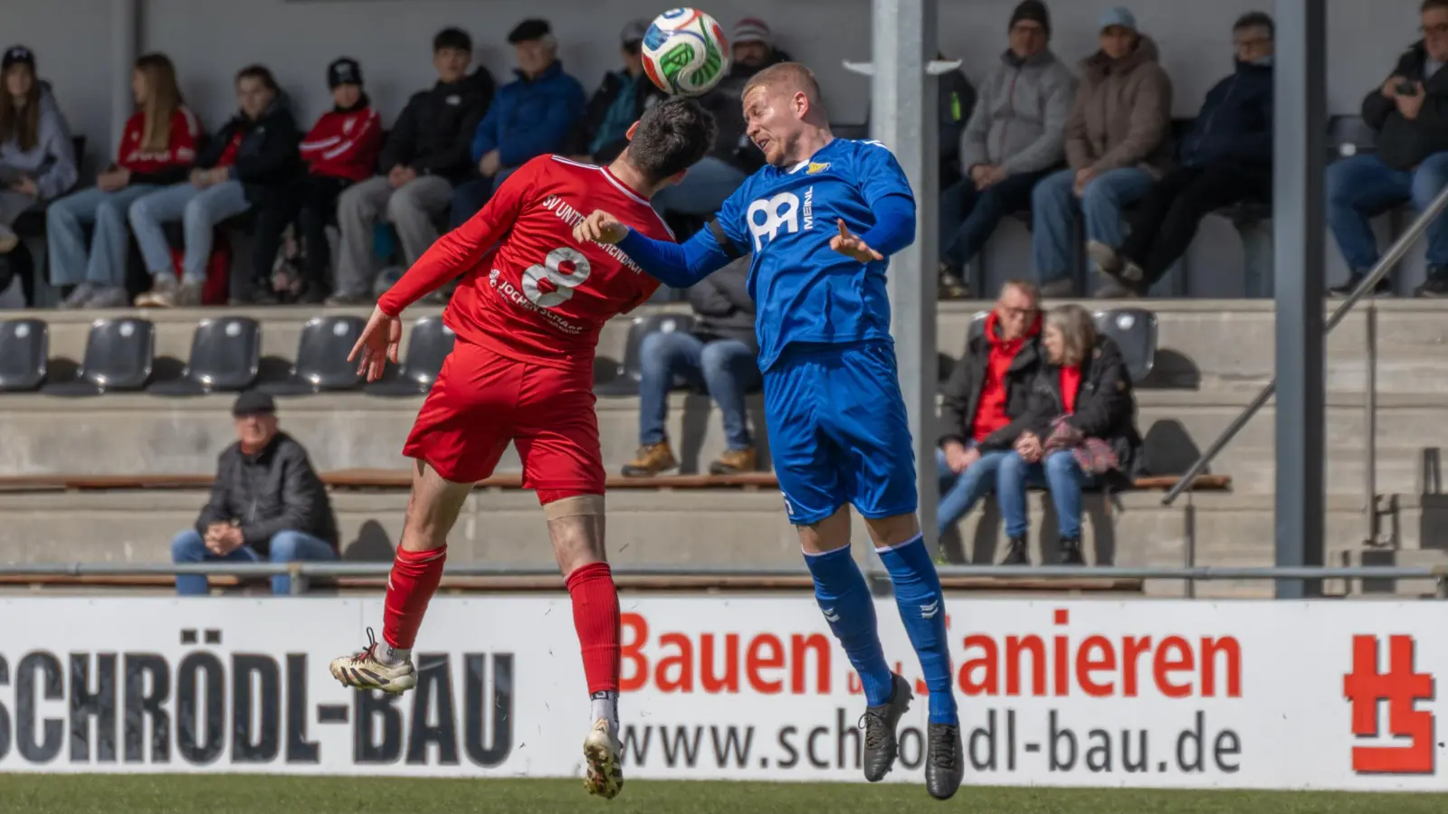 In Weißenburg wird der SVG Steinachgrund Abwehrchef Tobias Gröger (rechts, hier im Luftkampf mit Xaver Distler vom SV Unterreichenbach) schmerzlich vermissen. (Foto: Markus Zahn)