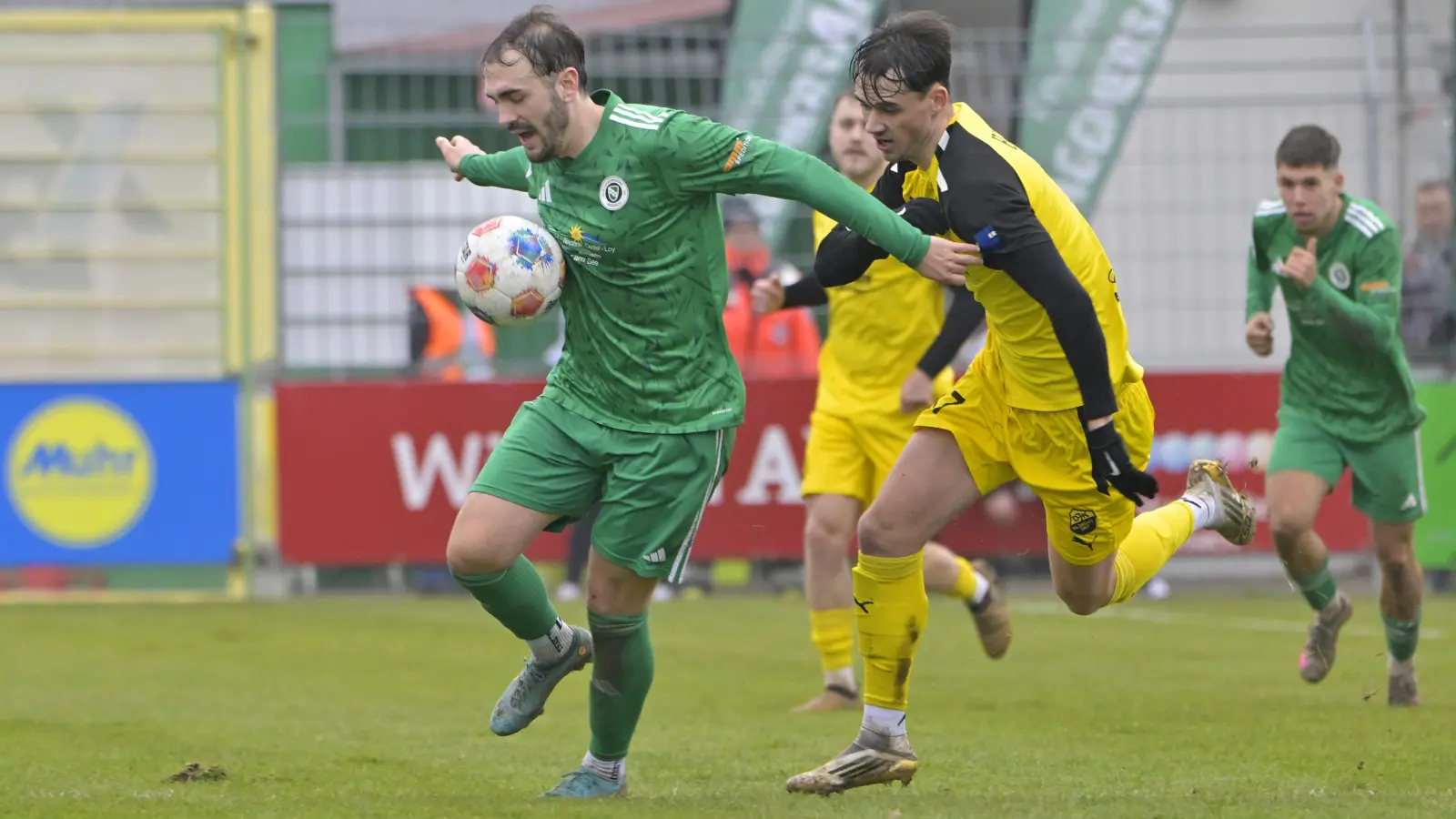 Tom Abadjiew (links) bestritt gegen Vilzing sein letztes Spiel für die SpVgg Ansbach, hier behauptet er sich gegen Jonas Blümel. (Foto: Martin Rügner)