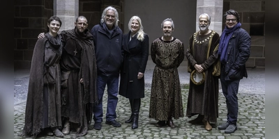 Die Dreharbeiten zu „The Uprising” sind beendet. Auf dem Foto am Set im historischen Innenhof vom Pellerhaus in Nürnberg: Von links nach rechts: Thomasin McKenzie (Schauspielerin) und Jamie Bell (Schauspieler), Paul Greengrass (Regisseur, Drehbuchautor, Produzent), Judith Erber (Co-Leiterin Förderabteilung FFF Bayern), Tom Hollander (Schauspieler), Mark Redhead (Schauspieler) sowie Philipp Kreuzer (Produzent, Supernix). (Foto: Betina la Plante/FilmFernsehFonds GmbH)
