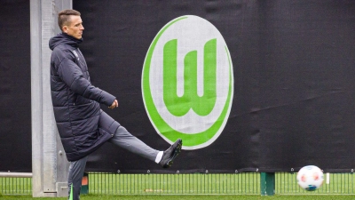 Soll dem VfL Wolfsburg einen neuen Impuls geben: Interimstrainer Daniel Bauer.  (Foto: Moritz Frankenberg/dpa)