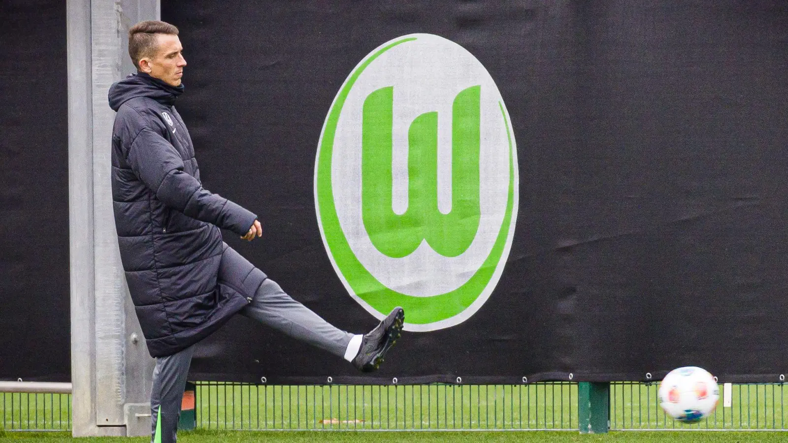 Soll dem VfL Wolfsburg einen neuen Impuls geben: Interimstrainer Daniel Bauer.  (Foto: Moritz Frankenberg/dpa)