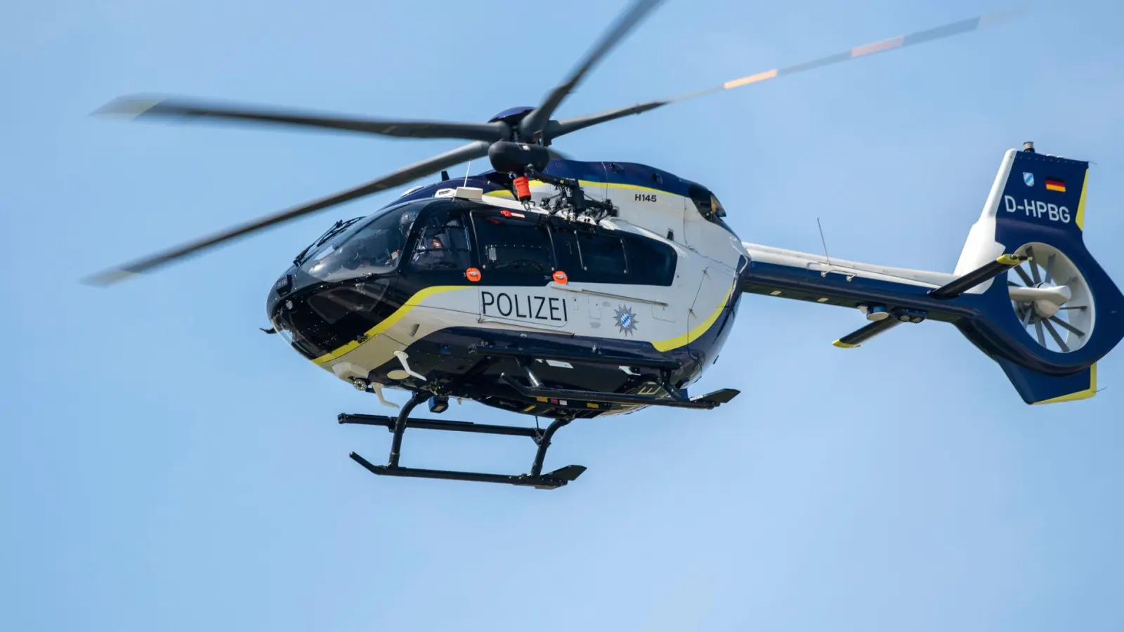 Unter anderem mit einem Hubschrauber suchen die Einsatzkräfte nach dem Taucher. (Symbolbild) (Foto: Stefan Puchner/dpa)