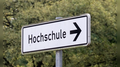 An sämtlichen Hochschulen in Bayern kann nun der Doktortitel erworben werden (Symbolbild). (Foto: Soeren Stache/dpa)
