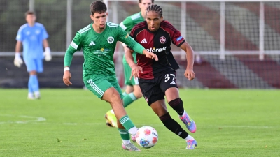 Torschütze Noah Maboulou (rechts, hier mit Björn Angermeier) hielt die Ansbacher Abwehr auf Trapp. (Foto: Sportfoto Zink / Wolfgang Zink)