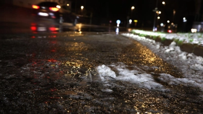 Glatte Straßen haben in Bayern in der Nacht zu zahlreichen Unfällen mit Toten und Verletzten geführt. (Symbolbild) (Foto: Karl-Josef Hildenbrand/dpa)