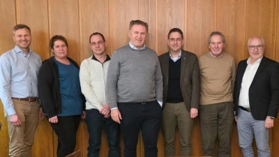 Sprachen bei der Jahresversammlung der Gebietsverkehrswacht Dinkelsbühl über den Radwegeausbau (von links): Markus Kober, Stefanie Panzino, Kai Pause, Vorsitzender Klaus Huber, Landrat Dr. Jürgen Ludwig, Ernest Forster und Landtagsabgeordneter Helmut Schnotz. (Foto: privat)