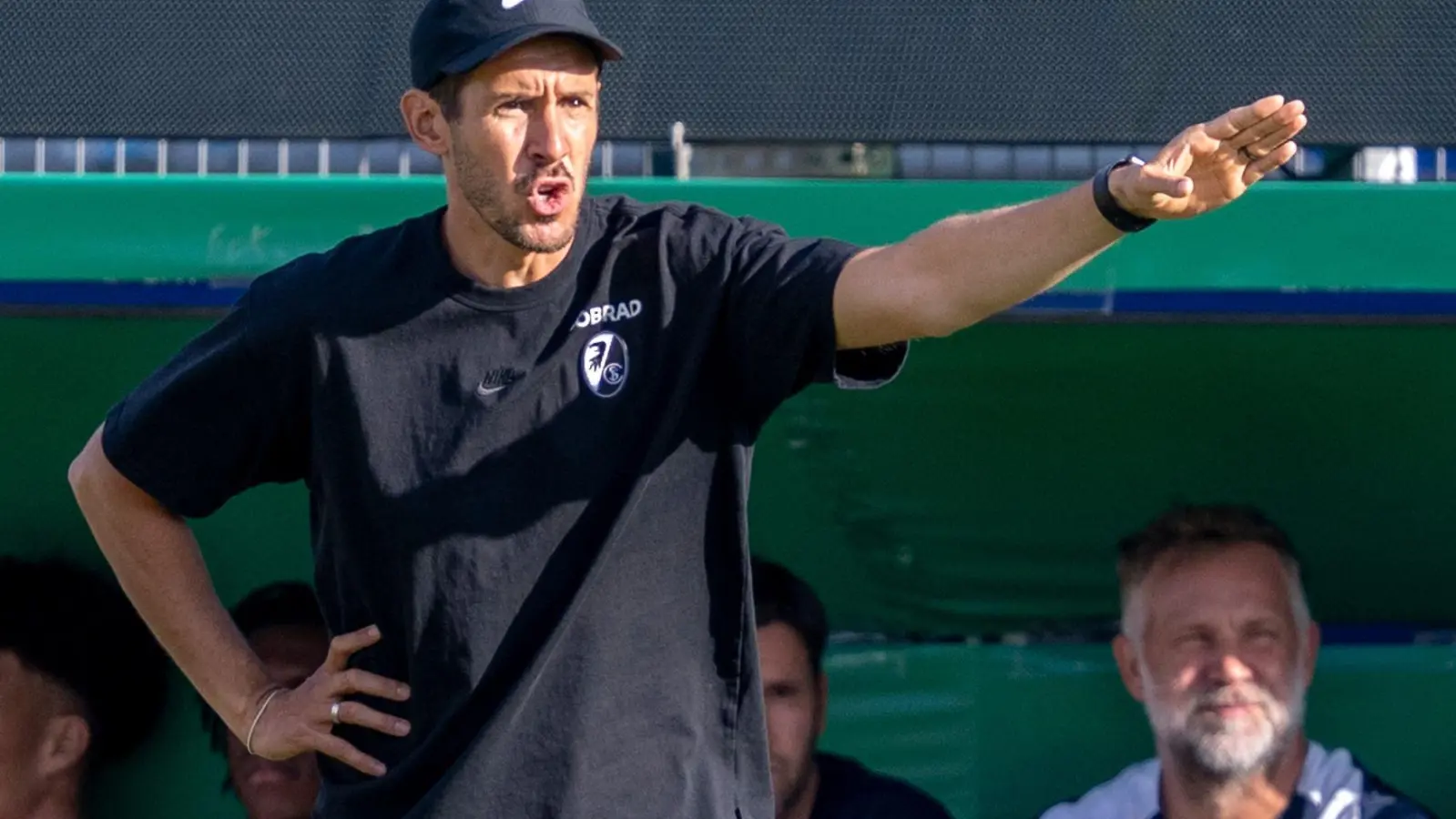 Müssen in der Conference League nach Finnland oder Schottland: Julian Schuster und seine Freiburger. (Archivbild) (Foto: David Inderlied/dpa)
