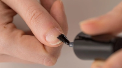 Transparenter Nagellack im Test: Öko-Test findet Schadstoffe in transparentem Nagellack, doch die Mehrheit der getesteten Lacke erzielen gute Ergebnisse. (Foto: Christin Klose/dpa-tmn)
