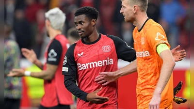 Torwart Lukas Hradecky (r.) war nach dem Remis von Bayer Leverkusen sauer (Foto: Federico Gambarini/dpa)