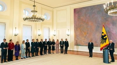 Ein Kanzler und 14 Minister erhalten vom Bundespräsidenten ihre Entlassungsurkunden. Sie bleiben aber geschäftsführend im Amt. (Foto: Michael Kappeler/dpa)