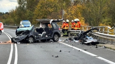 Auf der Bundesstraße 4 hat es einen schweren Unfall gegeben.  (Foto: Benjamin Müller/dpa)