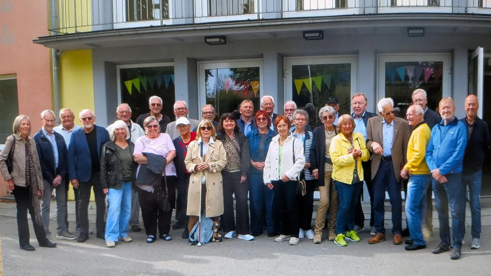 Der erstmals 1956 an der Christoph-von-Schmid Schule aufgenommene Jahrgang 1949/1950 traf sich nach 70 Jahren wieder an der Lernstätte. (Foto: privat)