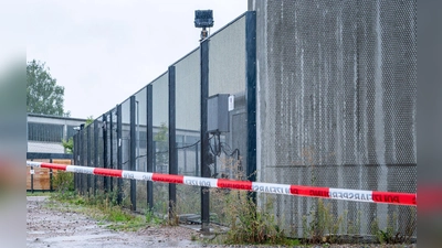 Aus dieser Klinik in Straubing flohen die vier Straftäter. Ein zweiter Flüchtiger wurde in Österreich gefasst. (Archivbild) (Foto: Armin Weigel/dpa)