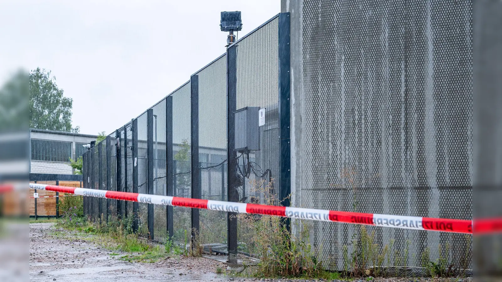 Aus dieser Klinik in Straubing flohen die vier Straftäter. Ein zweiter Flüchtiger wurde in Österreich gefasst. (Archivbild) (Foto: Armin Weigel/dpa)