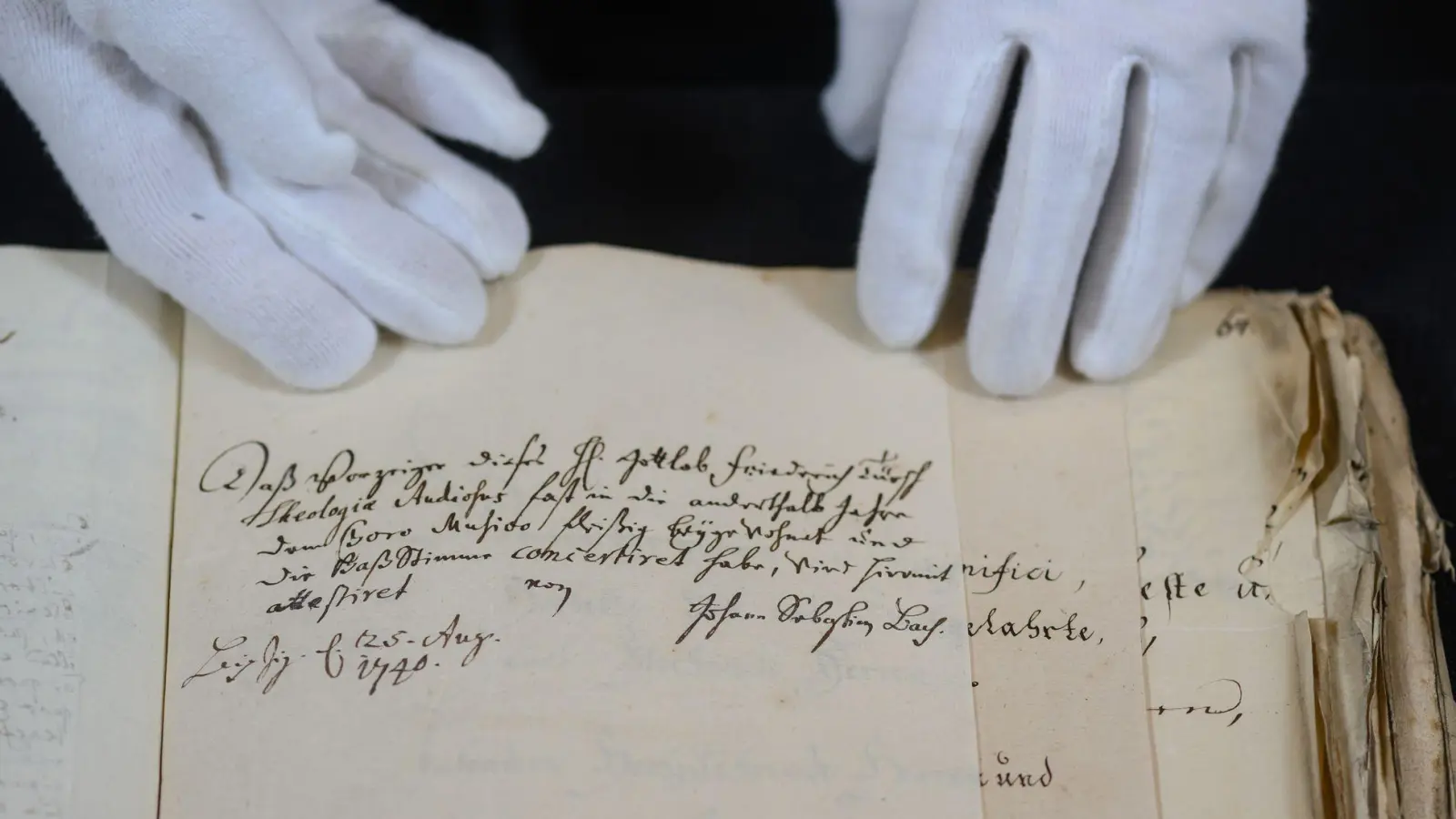Blick in neu entdeckten Akten zur Leipziger Kirchenmusik aus dem 18. Jahrhundert im Stadtarchiv Leipzig. (Foto: Hendrik Schmidt/dpa)