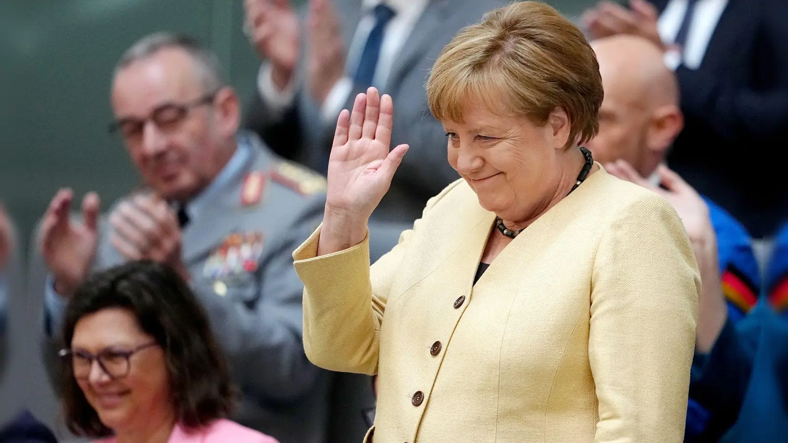 Beim gescheiterten ersten Kanzler-Wahlgang von Friedrich Merz saß Angela Merkel auf der Ehrentribüne. Beim zweiten Anlauf fehlte die Altkanzlerin. Die Gratulation kam später auf einem anderen Weg.  (Foto: Kay Nietfeld/dpa)