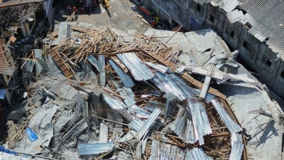 Das Internat wurde bei dem Einsturz völlig zerstört. (Foto: Trisnadi/AP/dpa)