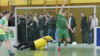 Eines der schönsten Tore des Turniers: Jonathan Grimm (in Grün) bringt Nördlingen im Halbfinale gegen Feuchtwangen per Hacke mit 1:0 in Führung. TuS-Torhüter Dimitrios Melidis ist machtlos, Nils Hofmann kann nicht mehr eingreifen. (Foto: Martin Rügner)