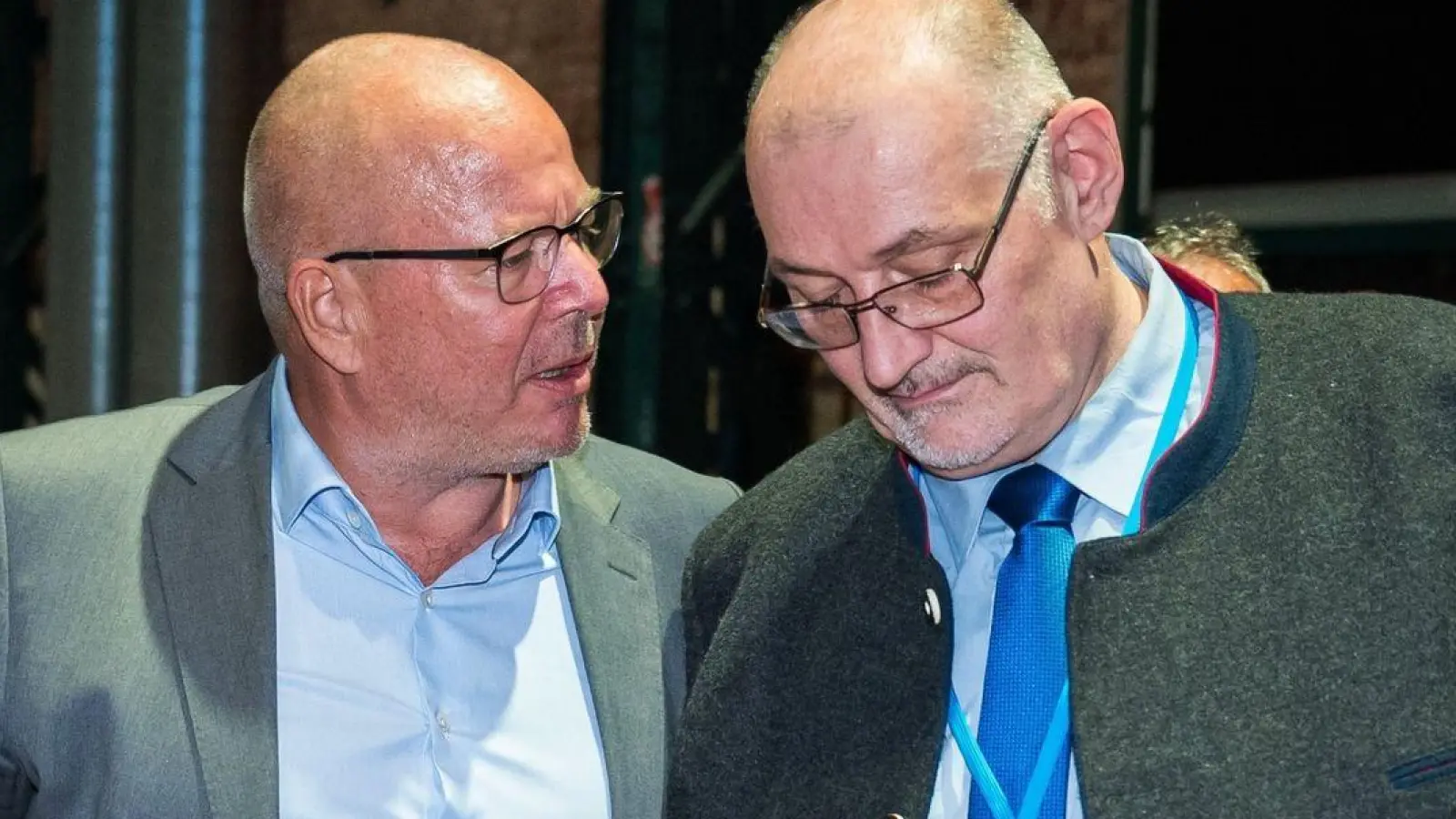 Christoph Schaufert (r.) im Gespräch mit einem Parteikollegen (Archivbild). (Foto: Oliver Dietze/dpa)