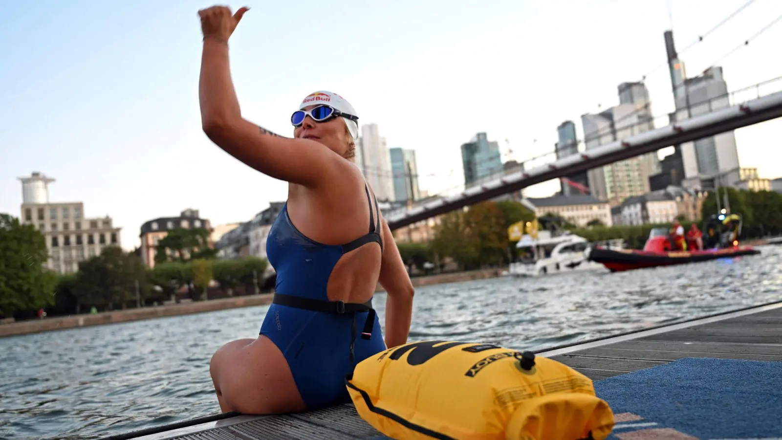 Innerhalb von vier Tagen will sie schwimmend den Main und Rhein bis zum Deutschen Sport &amp; Olympia Museum in Köln erreichen. (Foto: Jennifer Brückner/dpa)