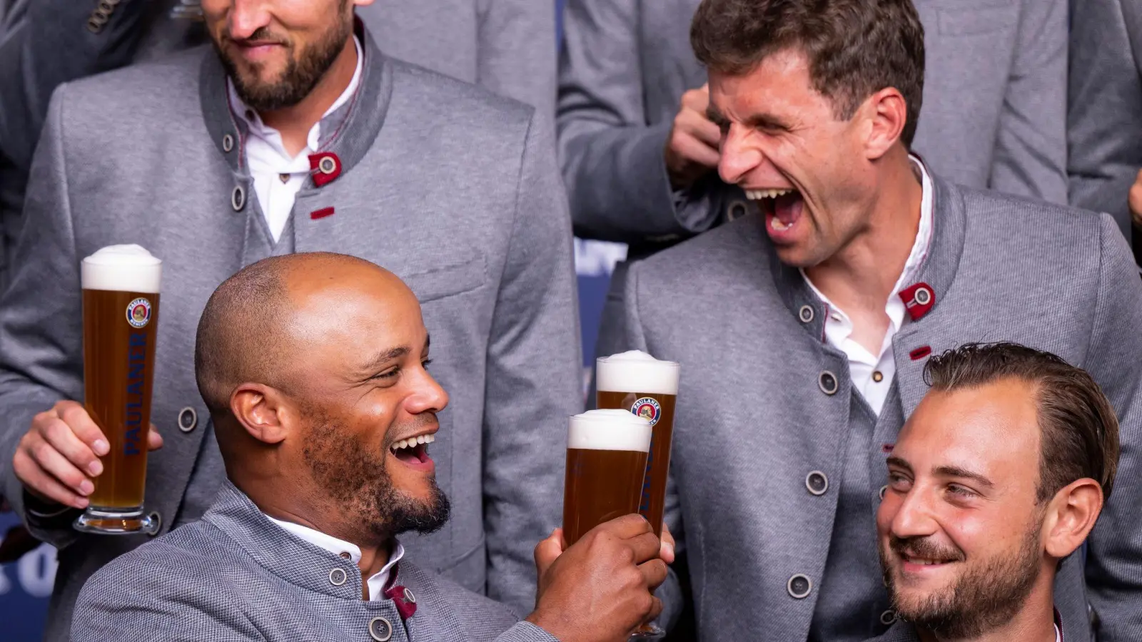 Anstoßen auf den nächsten Sieg? Vincent Kompany (vl) und Thomas Müller (hr) prosten sich zu. (Foto: Lennart Preiss/dpa)