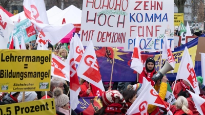 Bei der bisher letzten Tarrufrunde vor zwei Jahren verliehen Lehrkräfte und Hochschulbeschäftigte ihrer damaligen Forderung nach 10,5 Prozent mehr Gehalt mit Aktionen und Warnstreiks Nachdruck, hier in Dresden. (Archivfoto) (Foto: Sebastian Kahnert/dpa)