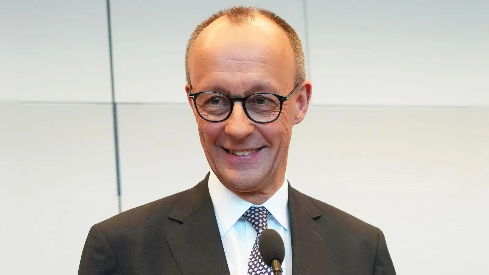 Zwei Tage nach der Bundestagswahl hat die CDU/CSU-Fraktion Friedrich Merz erneut zum Vorsitzenden gewählt. Sollte er Bundeskanzler werden, muss die Fraktion einen neuen Chef bestimmen. (Foto: Michael Kappeler/dpa)