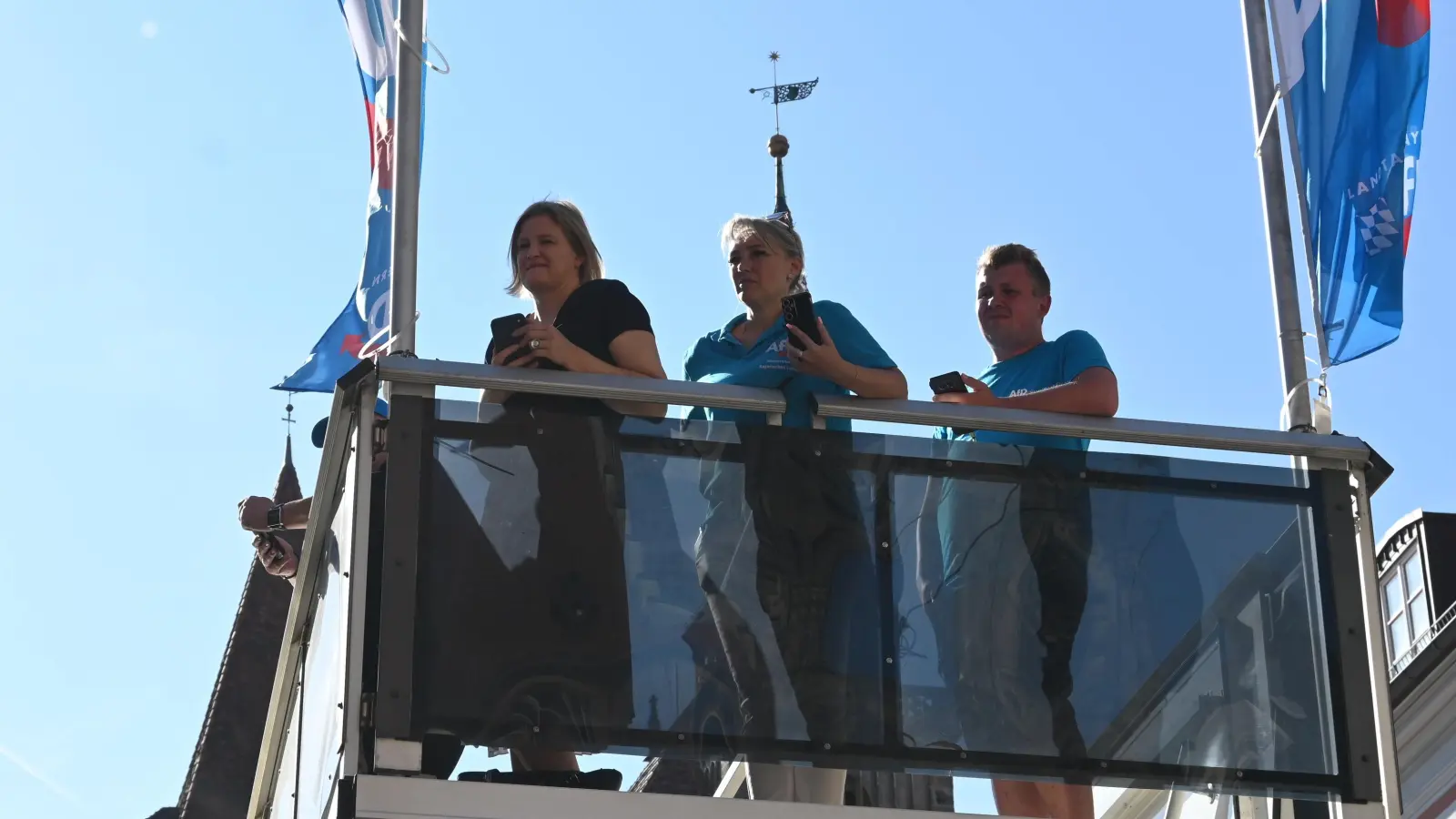 AfD-Landtagsfraktionsvorsitzende Katrin Ebner-Steiner und Landtagsabgeordnete Elena Roon (von links) platzieren sich zwischendurch für Selfies auf dem Dach des Trucks. (Foto: Anna Beigel)