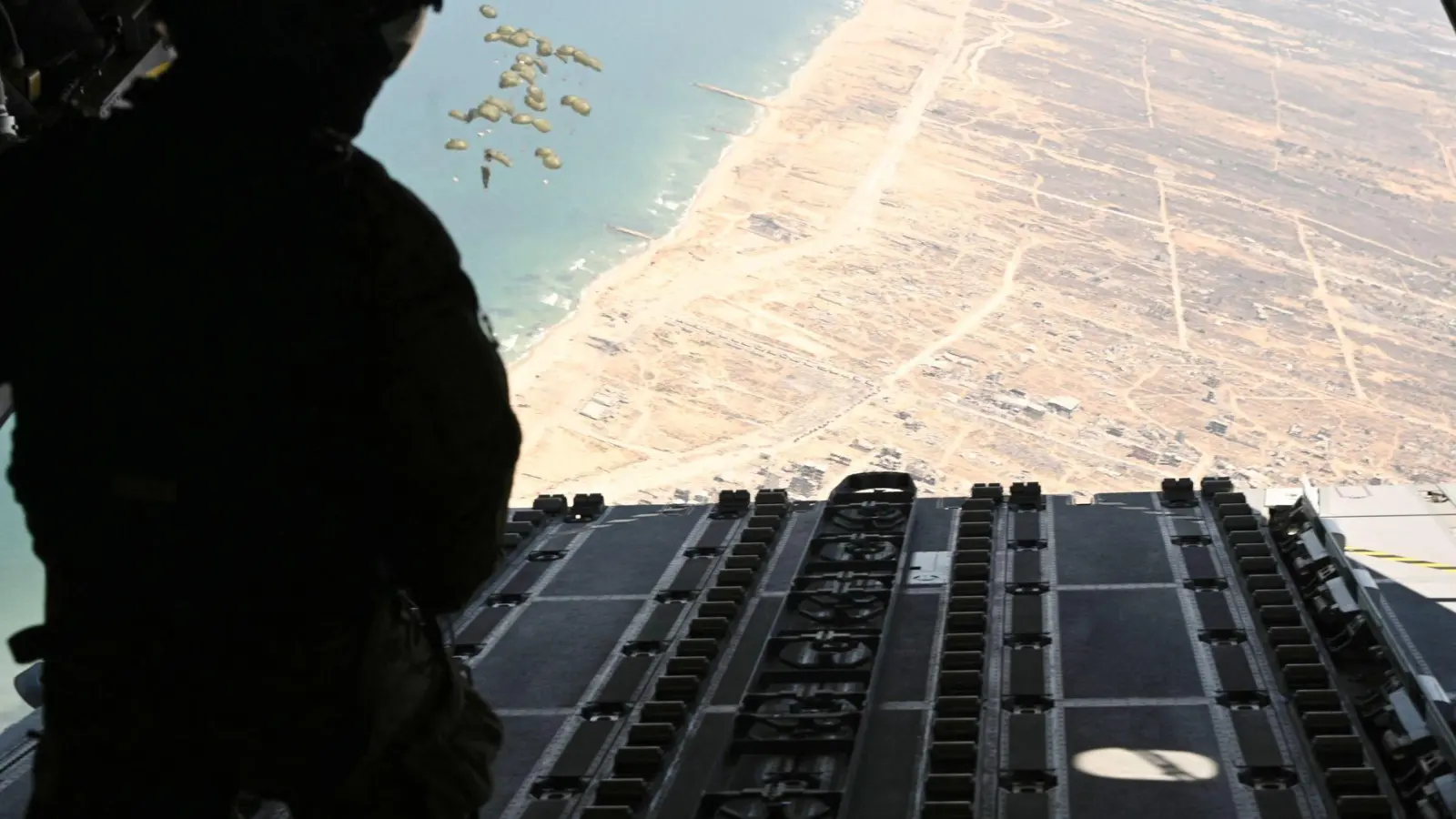 Der Blick nach unten zeigt die Zerstörung. (Foto: Sven Käuler/dpa)