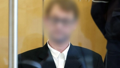 Der Angeklagte sitzt hinter Panzerglas im Gerichtssaal des Oberlandesgerichts Düsseldorf. Er muss sich als mutmaßlicher Terrorist der rechten „Kaiserreichsgruppe“ verantworten. (Foto: David Young/dpa)