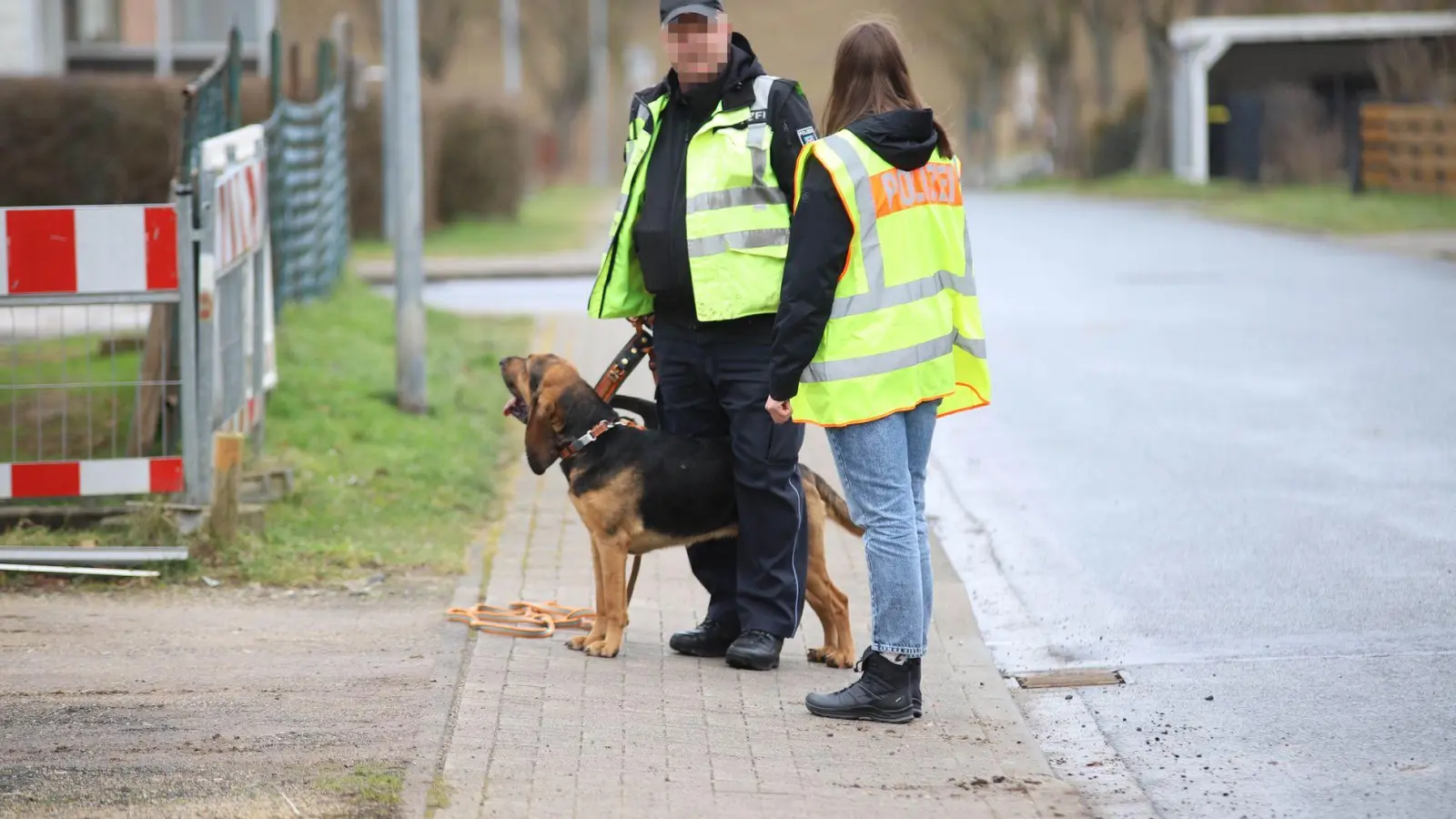 Nach dem Fund einer Leiche sucht die Polizei nun die Untermieterin des Opfers. (Foto: Stefan Rampfel/dpa)