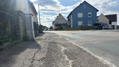 Auf der Langenloher Straße ist der Gehsteig kaum als solcher erkennbar, die Schäden jedoch sind deutlich sichtbar. Für die Sanierung meldet die Gemeinde Bedarf an Fördermitteln an.  (Archivbild: Florian Pöhlmann)