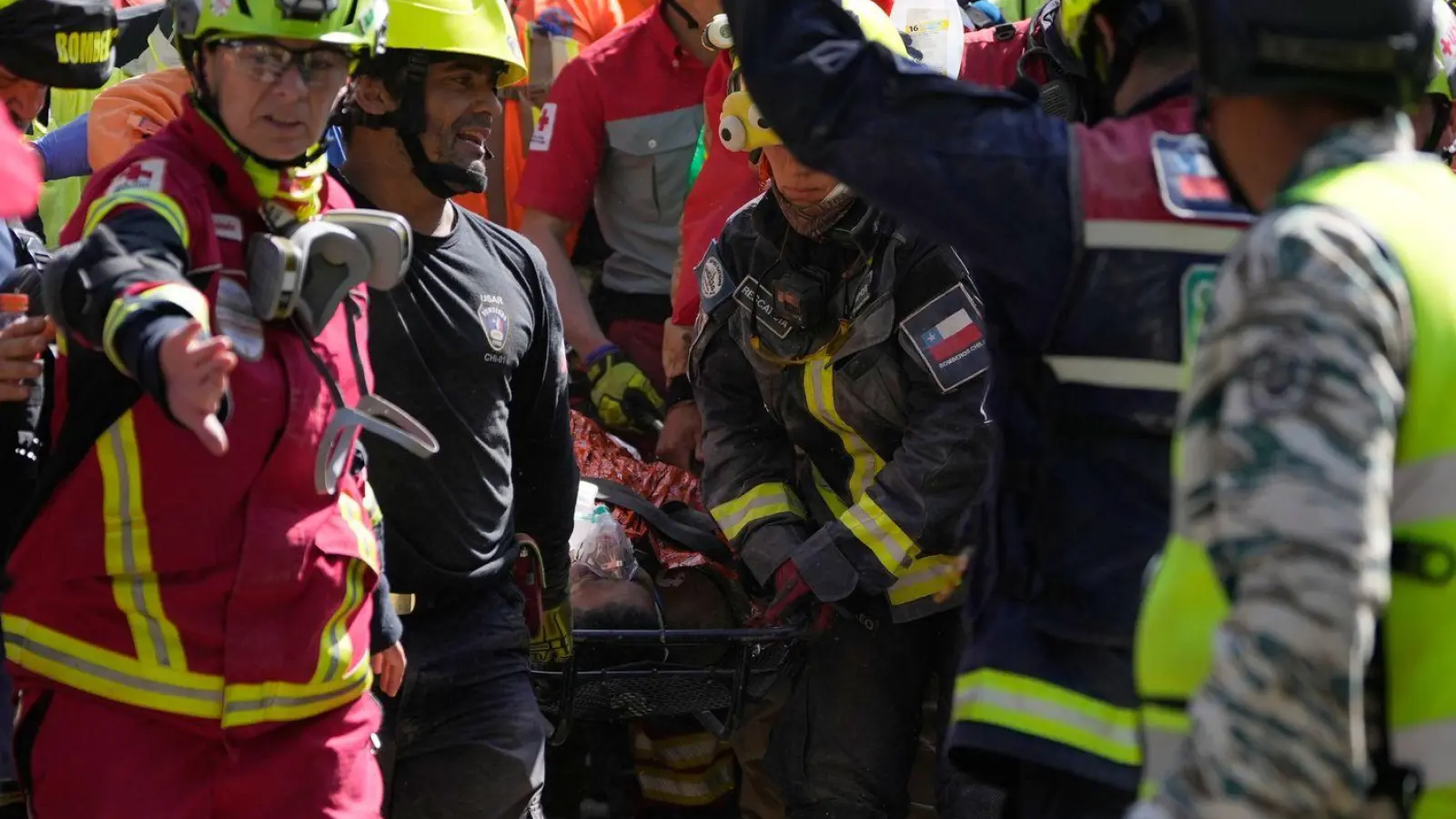 Rettungskräfte bergen einen Mann lebend aus den Trümmern eines eingestürzten Einkaufszentrums.  (Foto: Fernando Vergara/AP/dpa)