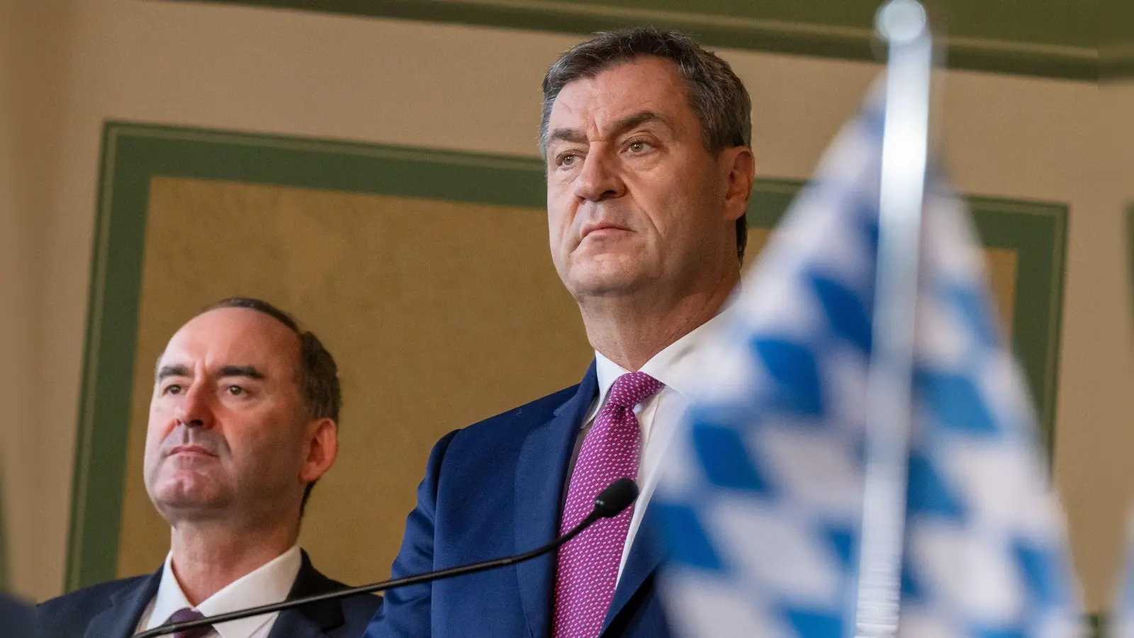 Hubert Aiwanger (l) und Markus Söder (CSU) nehmen im bayerischen Landtag an der Unterzeichnung teil. (Foto: Peter Kneffel/dpa)