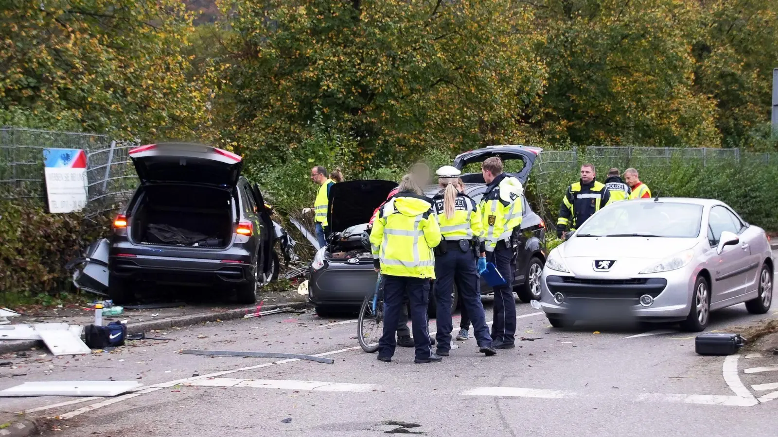 Eine Mutter und ihre zwei kleinen Söhne starben noch an der Unfallstelle.  (Foto: -/SDMG/dpa)