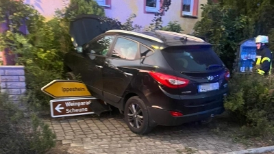 Endstation Vorgarten: In Reusch, einem Gemeindeteil von Weigenheim, fuhr am Sonntag ein Auto gegen eine Hauswand.  (Foto: Feuerwehr Reusch)