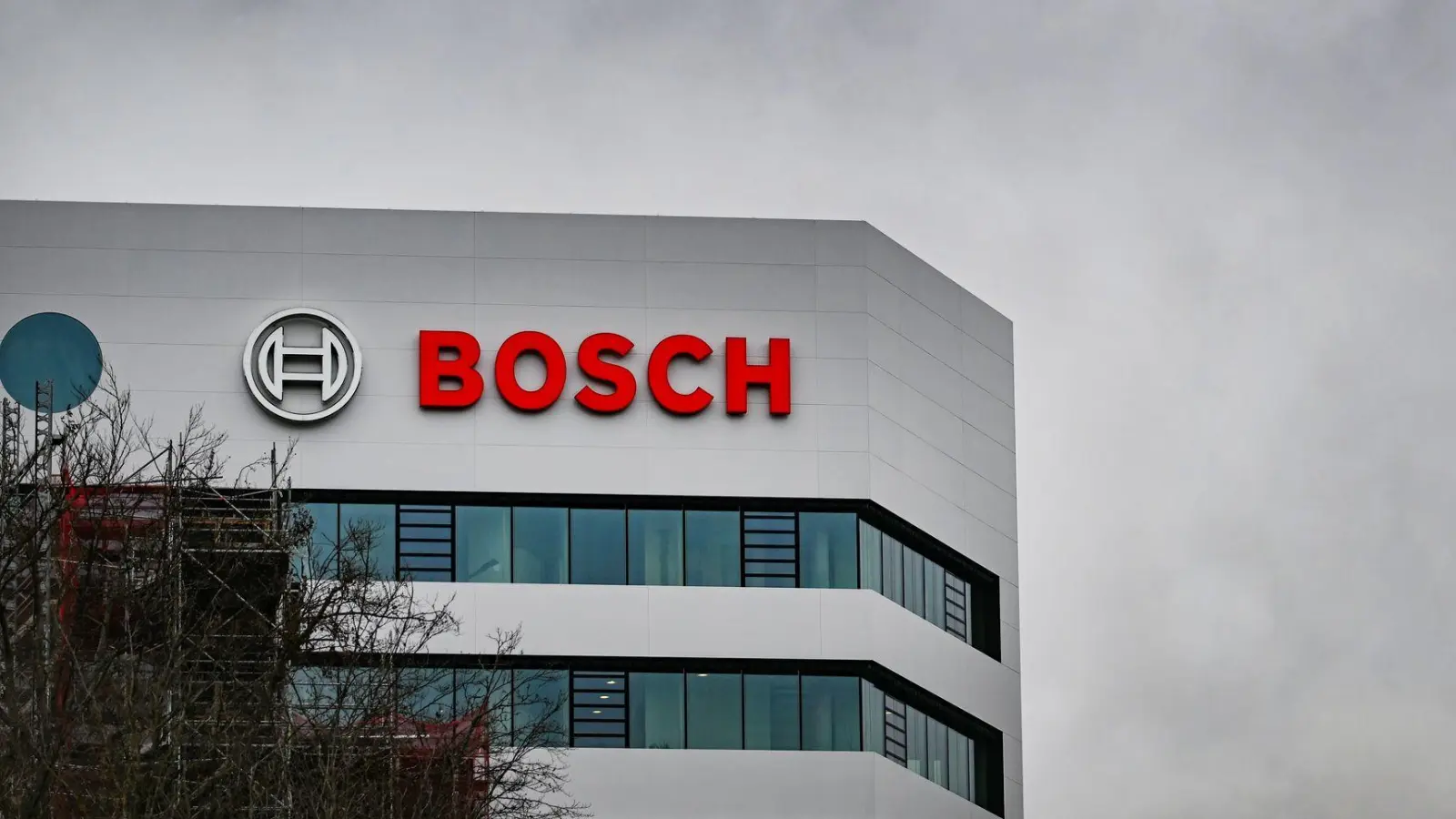 Der Automobilzulieferer Bosch plant in Deutschland einen drastischen Jobabbau. (Archivbild: Bernd Weißbrod/dpa)