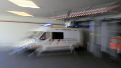 Zu schnelles Fahren und Lachgas-Konsum dürften laut Staatsanwaltschaft die Ursachen für einen tödlichen Autounfall in Frankreich sein. (Archivbild) (Foto: David Vincent/AP/dpa)