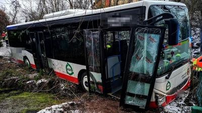 Der Bus mit Kindern und Jugendlichen kam nur knapp vor einem Weiher zum Stehen. Die Straße war gesperrt und stark vereist.  (Archivbild: Jürgen Binder)