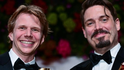Die Drehbuchautoren Tim Fehlbaum (l) und Moritz Binder haben beim Deutschen Filmpreis abgeräumt. (Foto: Sebastian Christoph Gollnow/dpa)