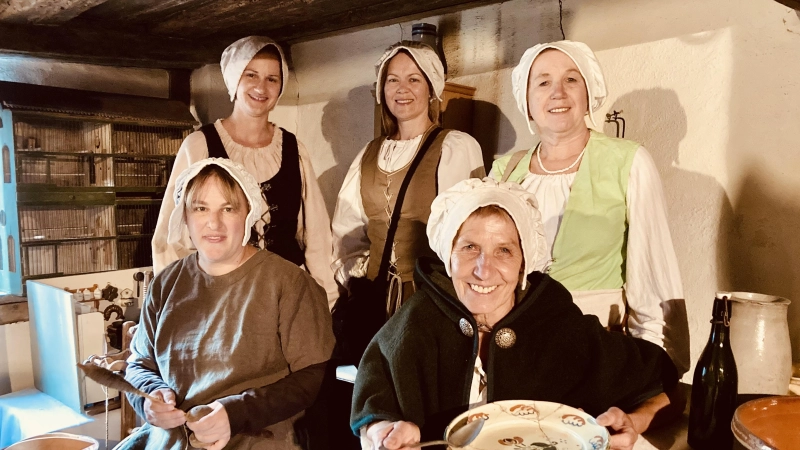 Liane Döhler-Mauer, Camilla Ebert (vorne von links), Christina Schott, Elena Kandert und Olga Reinhard (hinten von links) haben Spaß dabei, die Handwerkerwitwe Walburga zu verkörpern. (Foto: Corinna Müller)