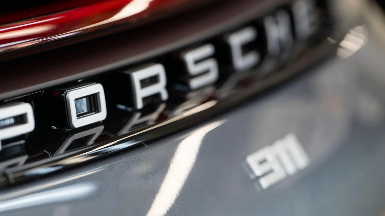 Der Fahrer eines Porsche war bei einer Geschwindigkeitskontrolle deutlich zu schnell. Die Polizei spricht von einem Rekord.  (Symbolbild: Marijan Murat/dpa)