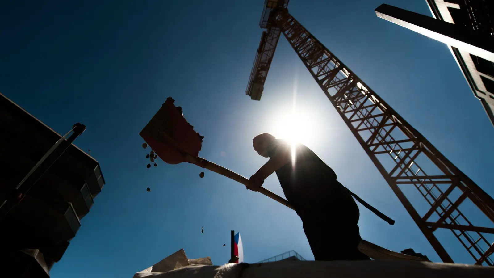 Die BG Bau versucht, mit viel Prävention die Zahl der Arbeitsunfälle zu senken. Ebenfalls ein wichtiges Thema: der Schutz vor Hitze und Sonnenstrahlen. (Archivbild) (Foto: Florian Gaertner/dpa/dpa-tmn)