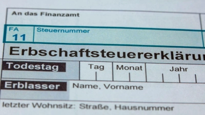 Die Erbschaftssteuer droht mal wieder zum Zankapfel zu werden. (Illustration) (Foto: Jens Büttner/dpa)