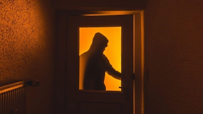 Sind Türen oder Fenster nicht fest verschlossen, macht man es Einbrechern leicht. (Foto: Nicolas Armer/dpa)