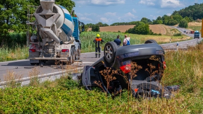 Auf dem Dach landete der Pkw, dessen Fahrer nach links gekommen war. (Foto: Johann Schmidt)