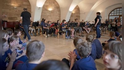 92 Kinder aus Tschechien und Frankreich treffen sich in Heilsbronn zu einer trinationalen Begegnung. Zur Einstimmung gibt ein gemischtes Ensemble einige Stücke zum Besten. (Foto: Tizian Gerbing)
