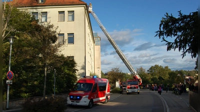 Die Drehleiter der Feuchtwanger Stützpunktwehr wird ersetzt. Unser Foto entstand im September 2024 bei einer Übung an der Praxisklinik im Rahmen der alljährlichen Aktionswoche. (Archivbild: Markus Weinzierl)